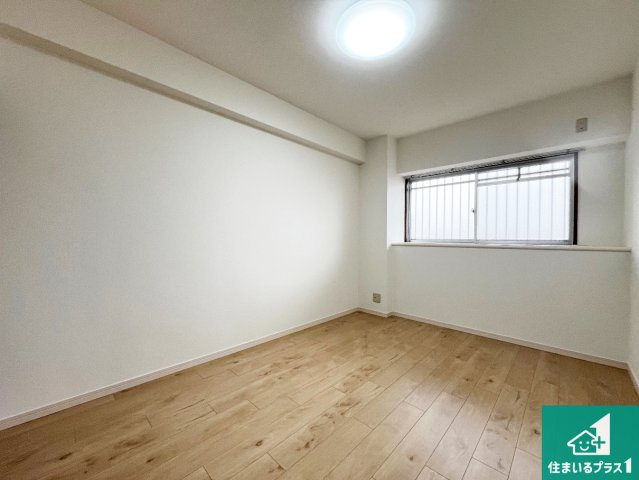 ライオンズマンション明石大久保第2の洋室|シンプルな洋室は、自分好みのインテリアが楽しめます♪ご家族とインテリアや家具を選びに行くのは購入時の醍醐味の一つです。ぜひお楽しみください♪