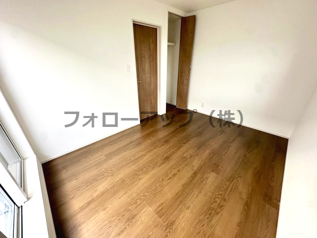 堺市北区長曽根町２号棟の洋室|落ち着いた色調の洋室です