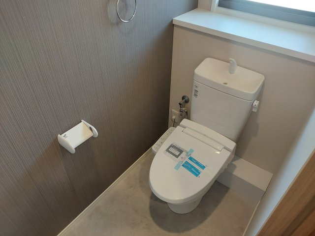 宝塚市逆瀬台5丁目一戸建のトイレ|2階トイレ　温水洗浄便座付き