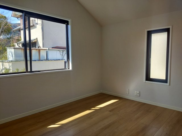 宝塚市逆瀬台5丁目一戸建の洋室|2階洋室約5.5帖