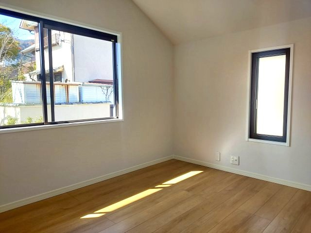 宝塚市逆瀬台5丁目一戸建の洋室|2階洋室約5.5帖