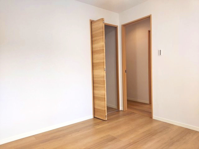 宝塚市逆瀬台5丁目一戸建の洋室|2階洋室約5.5帖