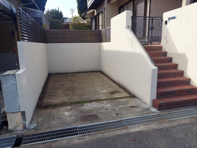 宝塚市逆瀬台5丁目一戸建の駐車場