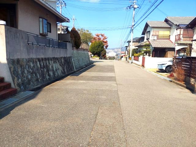 宝塚市逆瀬台5丁目一戸建の前面道路含む現地写真