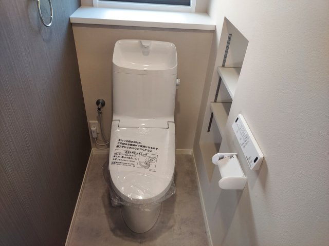宝塚市逆瀬台5丁目一戸建のトイレ|1階トイレ　温水洗浄便座付き