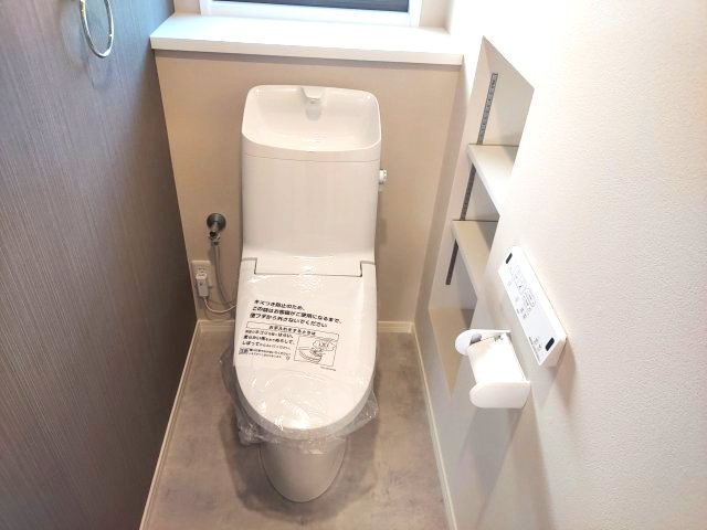 宝塚市逆瀬台5丁目一戸建のトイレ|1階トイレ　温水洗浄便座付き