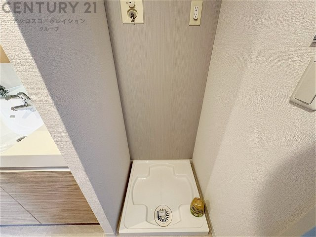 洗濯物の仕分け作業がしやすく、整理整頓が容易になります。洗濯音や湿気を他の部屋に持ち込まず、生活環境を快適に保ちます。上部を活用すれば収納スペースを確保でき洗剤や洗濯用品の整理もしやすくなります。
