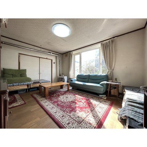 土地の資産価値が決め手の中古住宅／柏木町の居間・リビング