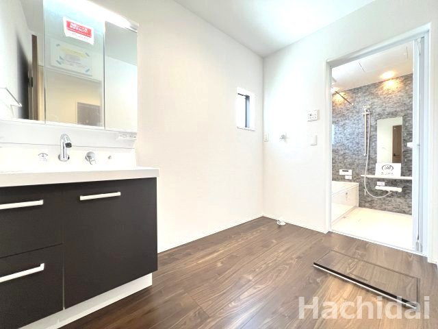 碧南市坂口町2丁目1期　新築戸建＜2号棟＞の洗面所|バックガードがミラー下まであり洗面ボールと一体成形になったキレイアップカウンターです♪
上から水が出るキレイアップ水栓は、水栓まわりに水がたまらないので清潔です