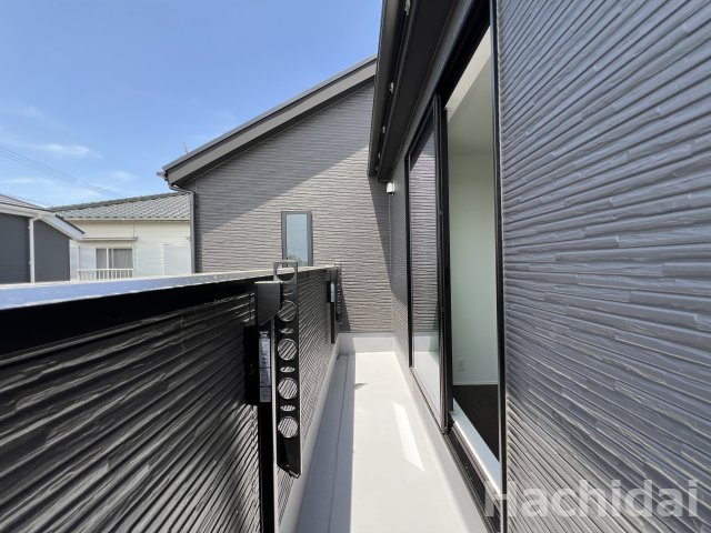 碧南市坂口町2丁目1期　新築戸建＜2号棟＞のバルコニー|南向きのバルコニーは、洗濯物や布団を干すだけでなく、暖かな陽射しや爽やかな風を存分に取り込み、お部屋に解放感をもたらしてくれます♪