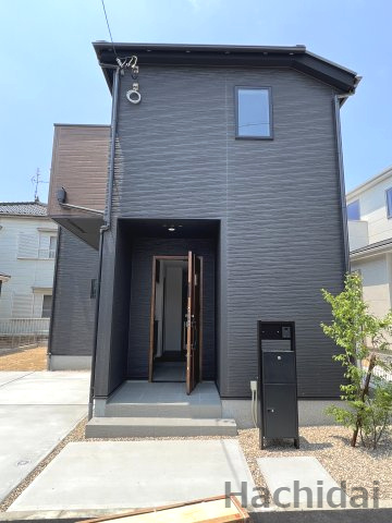 碧南市坂口町2丁目1期　新築戸建＜2号棟＞の外観|落ち着いた色合いの外観に、優しいグリーンの植栽が美しく映えるエントランスです。
毎日の帰宅を癒やしてくれる素敵な空間です。