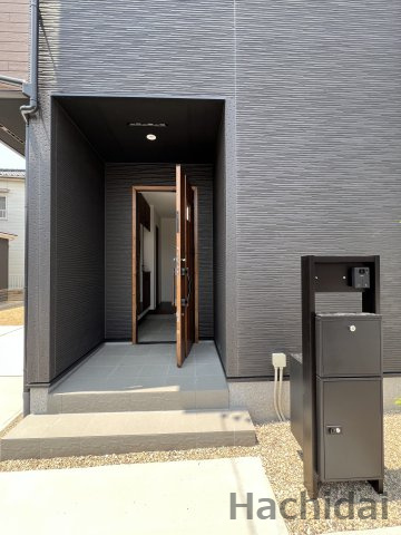 碧南市坂口町2丁目1期　新築戸建＜2号棟＞のエントランス|外観に調和するスタイリッシュな宅配ボックスがあります♪
不在時でも荷物をスムーズに受け取れるので、共働きのご家庭やネットでのお買い物も快適で安心です。