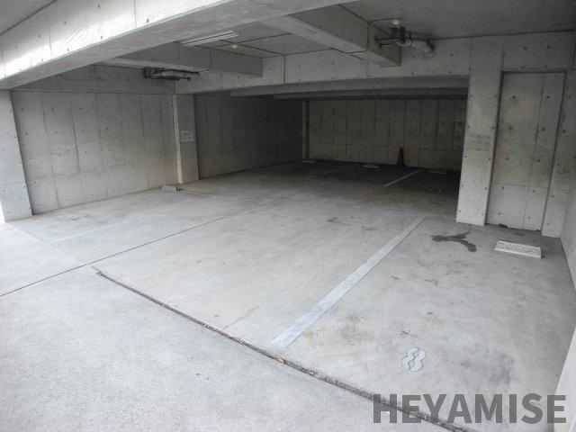 MODERN西山の駐車場
