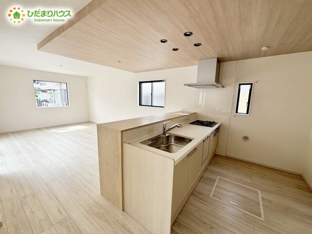 野田市山崎24期　新築戸建　1号棟のキッチン|人気のオープンキッチンはリビングを見渡せるので、料理をしながらでも子供の様子に目が届いて安心です(^^♪