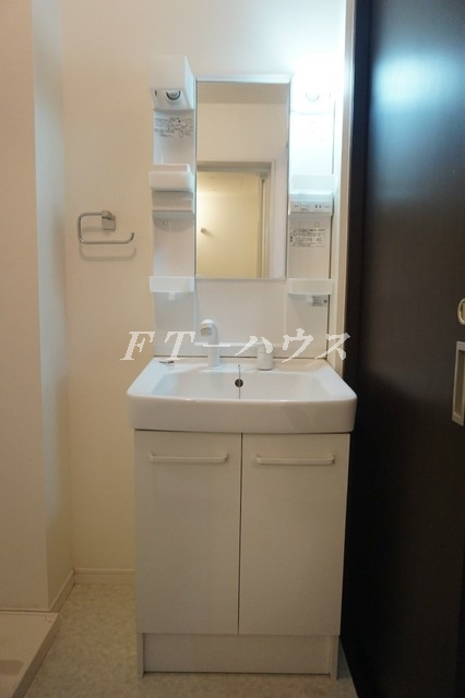 千葉市花見川区幕張町３丁目のアパートの洗面所