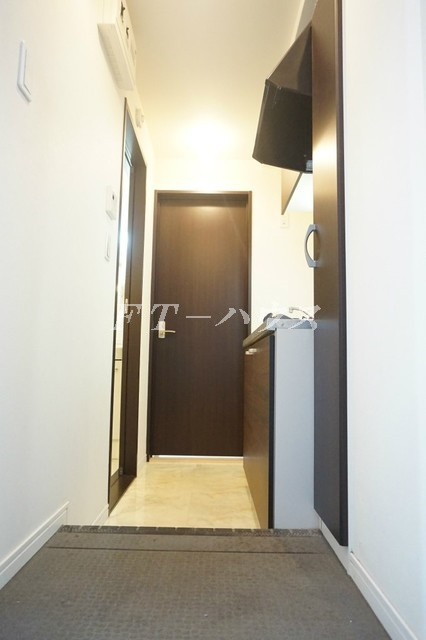 千葉市花見川区幕張町３丁目のアパートの玄関