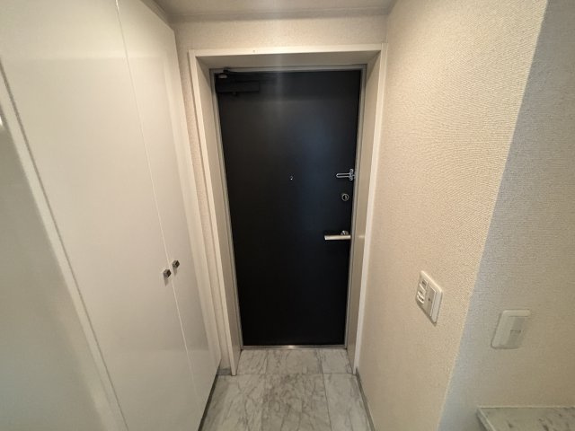 プレジール三ノ宮の玄関