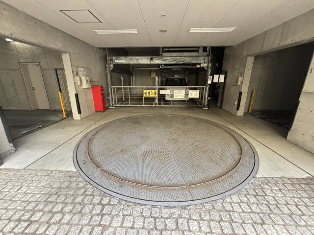プレジール三ノ宮の駐車場