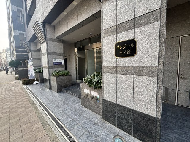 プレジール三ノ宮のエントランス