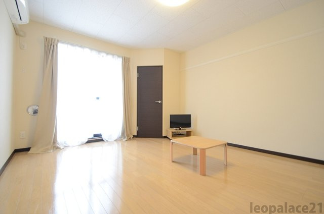 レオネクストフラワーヒル　Ⅲの居間・リビング|明るい日差しが差し込むお部屋で新生活