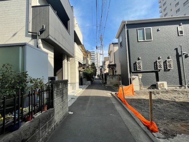 江東区大島２丁目　建築条件付き売地の前面道路含む現地写真