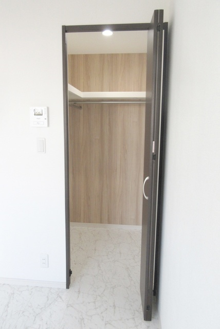 ブロッサムテラス新小岩の収納|奥行きのある収納スペースです♪