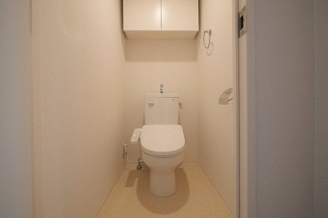 大阪市中央区博労町１丁目の賃貸マンションのトイレ