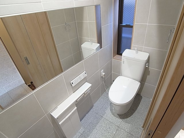 中路ビルのトイレ|温水洗浄付きのトイレ