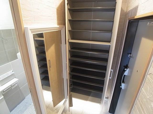 中路ビルの玄関|玄関には大きなシューズBOX、姿見の鏡も付いてます