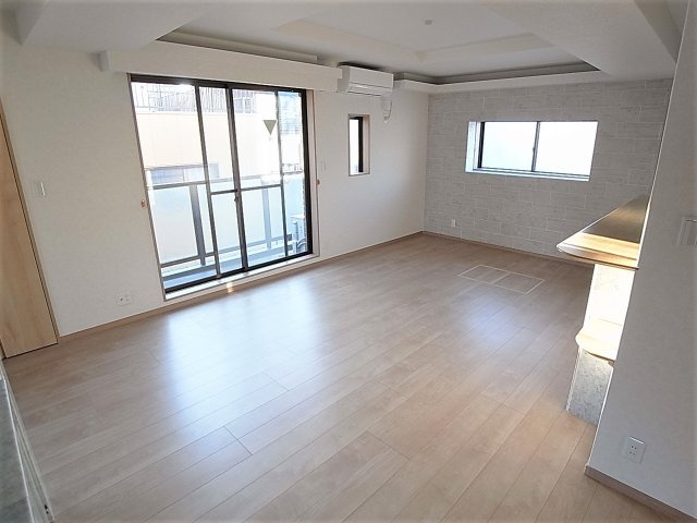 中路ビルの居間・リビング|窓が多く日当たり、風通し良好な広々リビング