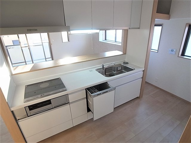 中路ビルのキッチン|カウンターシステムキッチンIH3口コンロ、食洗機も導入してます