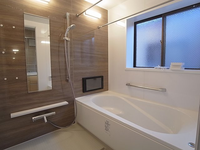 中路ビルの浴室|追炊き、浴室乾燥、浴室TVまで付いた充実の浴室