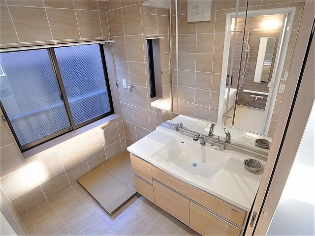 中路ビルの洗面所|3面鏡の独立洗面シャワー付きの洗面台