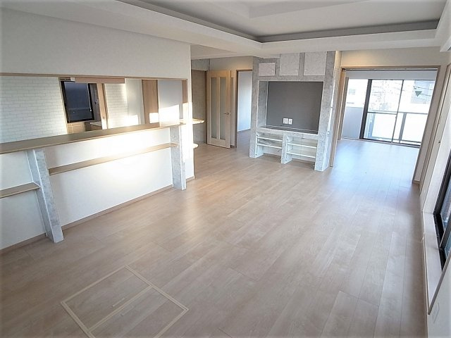 中路ビルの居間・リビング|圧倒的な開放感、すっきり使えるTV台も有ります