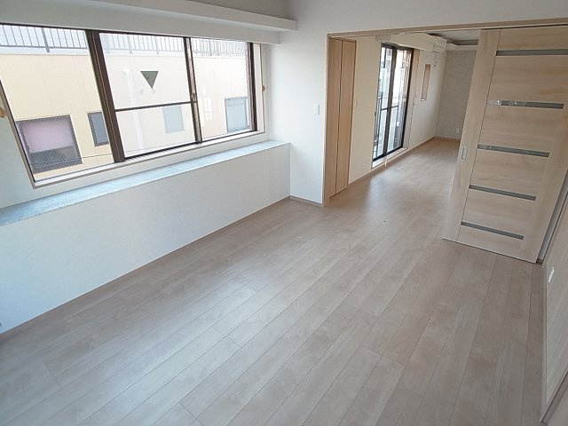 中路ビルの内装|お洒落なカウンター出窓タイプでお洒落に飾る事も出来ます