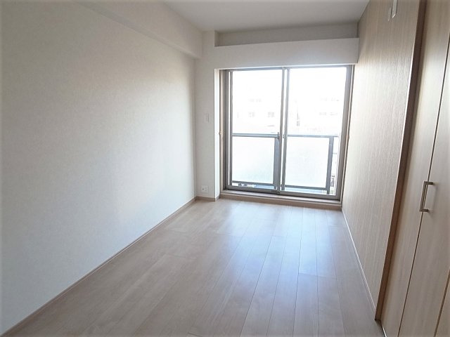 中路ビルの内装|７.1帖の洋室も窓が多く、風通しも良好