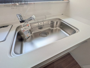 大きなシンクでお鍋などの大きな調理器具を洗う際にも便利です。