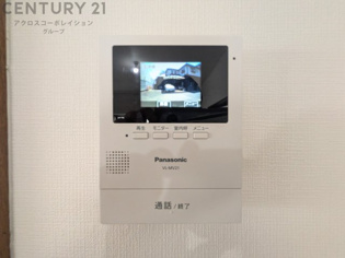 訪問者が来たときにテレビ画面で確認できるため、安心してドアを開けられます。録画機能があるものもあり、留守中に来訪者を記録しておくことができます。利便性が高く、セキュリティ面でも安心です。