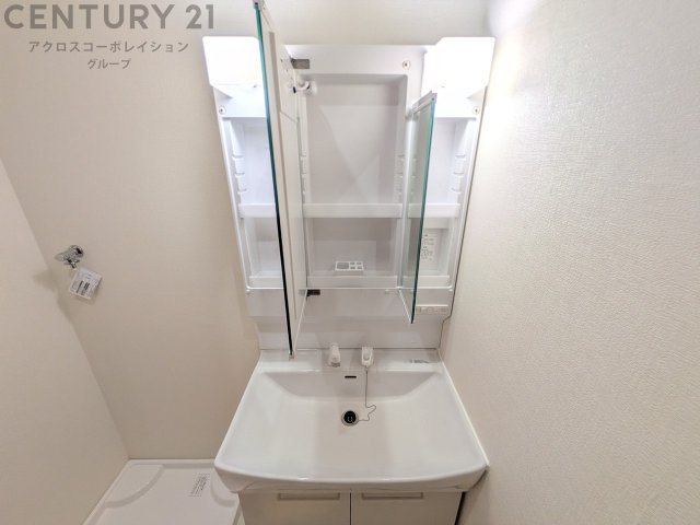化粧品や洗顔料、歯ブラシなどの必需品をまとめて置ける収納スペースがあり、使用するたびに取り出す手間が省けます。また、水回りのため、濡れても大丈夫な素材が使用されており、お手入れが簡単です。