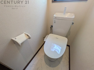 温水洗浄便座付トイレは温水洗浄機能により、暖かい水でおしりを洗浄することができ、冷たい水を使う従来の便座に比べ、温水洗浄機能で暖かいトイレを提供し、快適な使用を可能にします。