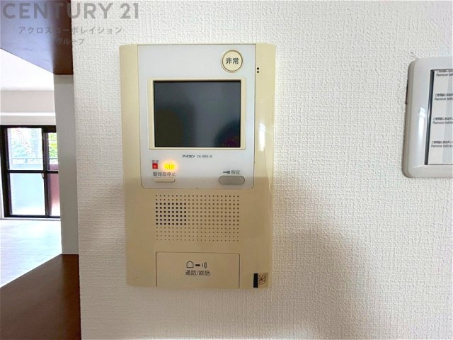 訪問者が来たときにテレビ画面で確認できるため、安心してドアを開けられます。録画機能があるものもあり、留守中に来訪者を記録しておくことができます。利便性が高く、セキュリティ面でも安心です。