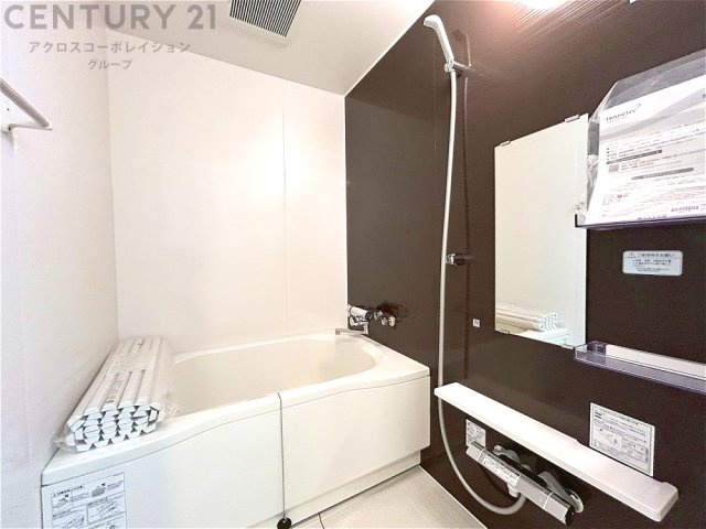 ユニットバスは省スペースでありながら、シンプルな設計と使いやすさを備え、簡便なメンテナンスが可能です。またミラー・小物置き場もあり便利です。