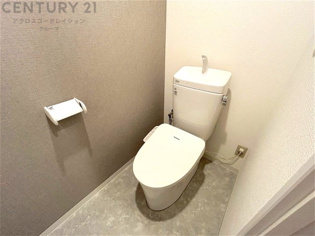 温水洗浄便座付トイレは温水洗浄機能により、暖かい水でおしりを洗浄することができ、冷たい水を使う従来の便座に比べ、温水洗浄機能で暖かいトイレを提供し、快適な使用を可能にします。