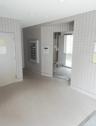 フローラ若宮のエントランス