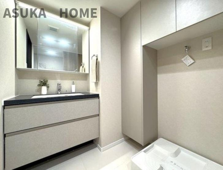 ハイセレサ菊名アルティールの独立洗面台|一日の始まりの朝、歯磨きをしたりメイクや髪をセットしたり使いやすさが考えられた3面鏡です♪