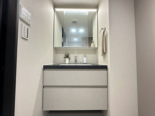 ハイセレサ菊名アルティールの独立洗面台|三面鏡の裏にも収納がついています。スッキリと使えますね。