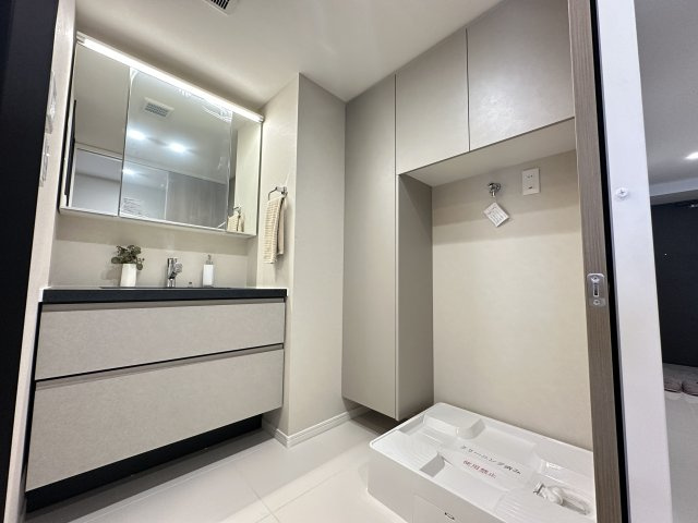 ハイセレサ菊名アルティールの脱衣所|洗面室には収納がたっぷりと備わっていて、タオル類、下着類等、すっきりと収まりますね。
