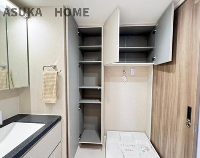 ハイセレサ菊名アルティールのランドリースペース|脱所と分けられた洗面室。収納も充実して整理整頓も出来て快適空間ですね。