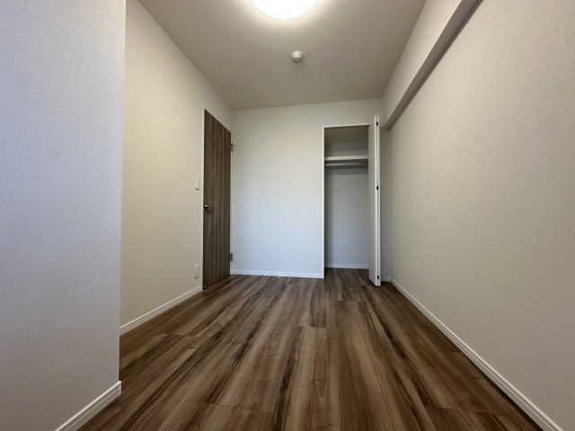 ハイセレサ菊名アルティールの洋室|濃い木目のフローリングと扉が映えるお部屋です。