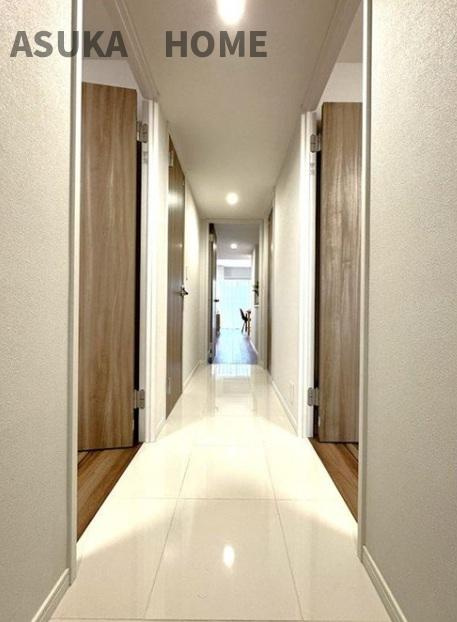 ハイセレサ菊名アルティールの玄関|リビングに向かう廊下は洗練されたデザイン性を感じさせてくれます。